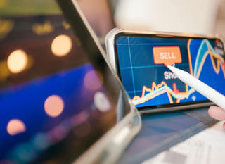 Professionnel des marchés financiers examinant Bitcoin, Ethereum et les contrats de change